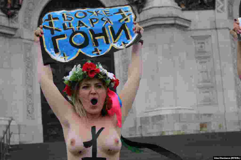 Активистки од организацијата Фемен со перформанс во Москва против изборните манипулации на парламентарните избори во Русија.