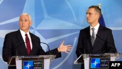 Mike Pence și Jens Stoltenberg la conferința de presă de la sediul NATO din Bruxelles, 20 februarie 2017