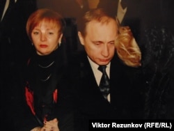 В. Путин на похоронах А. Собчака. Экспонат Музея становления демократии в современной России