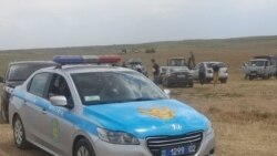 Полицейская машина на кладбище, отведенном для захоронения умерших от COVID-19 в Алматинской области. Июнь 2020 года.