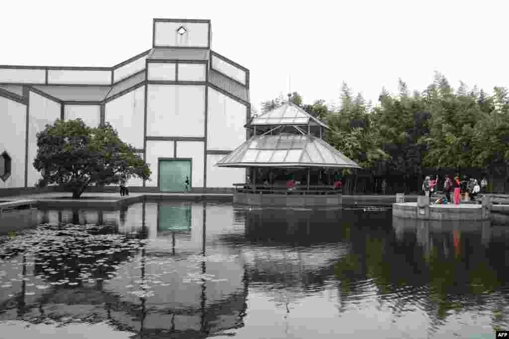 CHINA - This photo taken on October 10, 2018 shows people visiting the new Suzhou Museum, designed by Chinese-American architect I.M. Pei, in Suzhou in China's eastern Jiangsu province