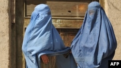 
Talibani su rekli da je "idealan pokrivač lica sveobuhvatna plava burka, koja je postala globalni simbol ranijih talibanskih vlasti koje su vladale Afganistanom od 1996. do 2001. godine.