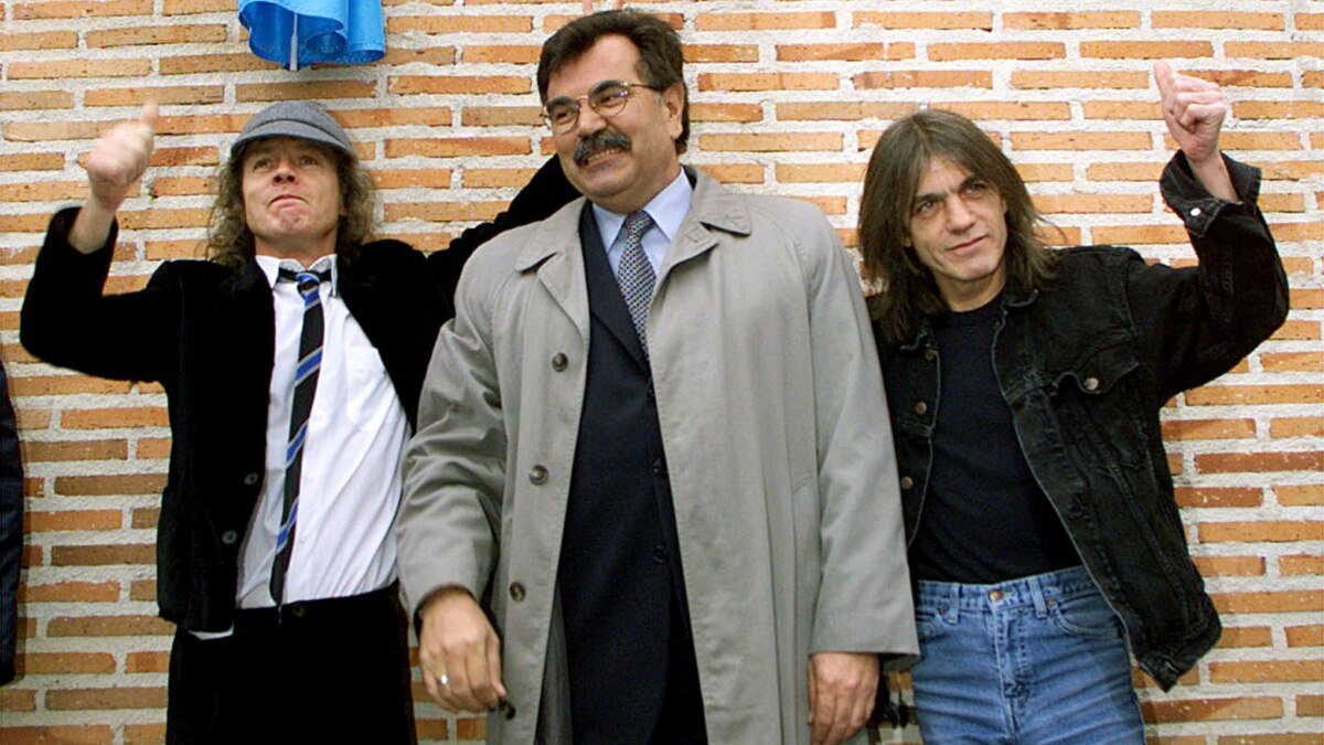 Умер Малькольм Янг, один из основателей группы AC/DC