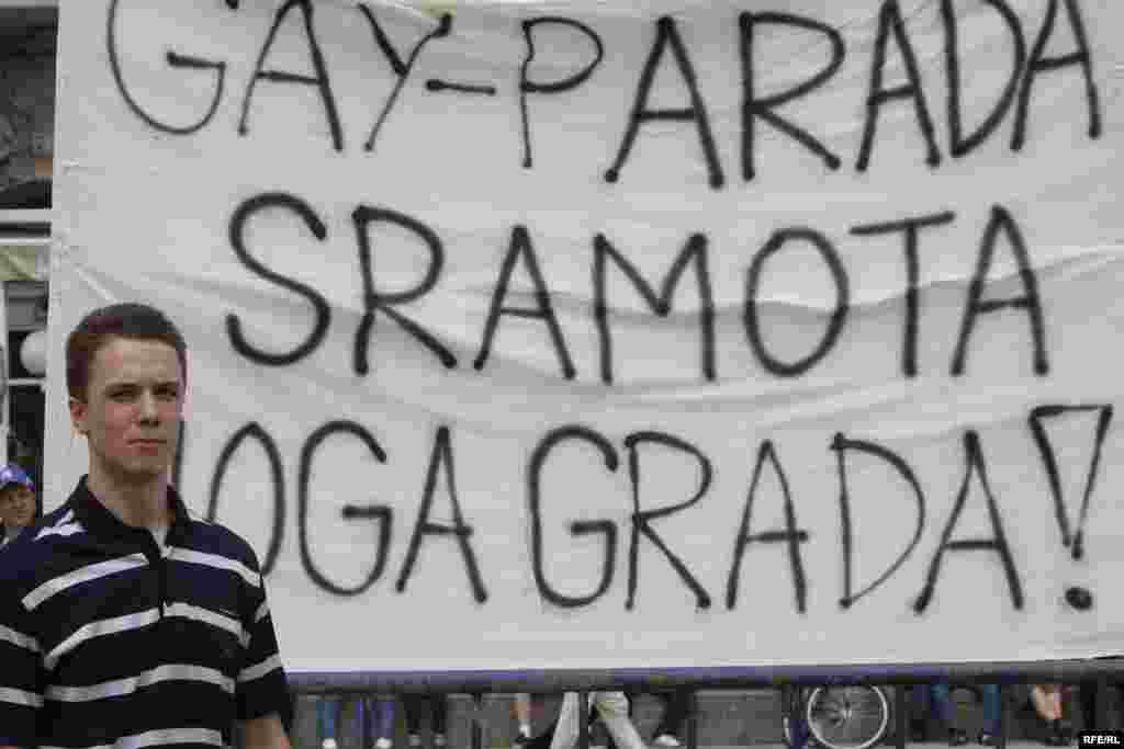 Antigay parada u Zagrebu, 19. jun 2010. FOTO: ZOOMZG - Ovogodišnja manifestacija, koja je održana pod sloganom "Hrvatska to može progutati", okupila je oko 600 učesnika koji su došli da podrže pravo homoseksualaca na različitost. Povorku, koja je šetala ulicama Zagreba, obezbjeđivalo je oko 200 policajaca, 20-ak kombija i desetak automobila. Na Trgu bana Jelačića povorka se susrela sa predstavnicima Hrvatske čiste stranke prava, koji su organizovali kontraskup, ali nije došlo do fizičkih sukoba.