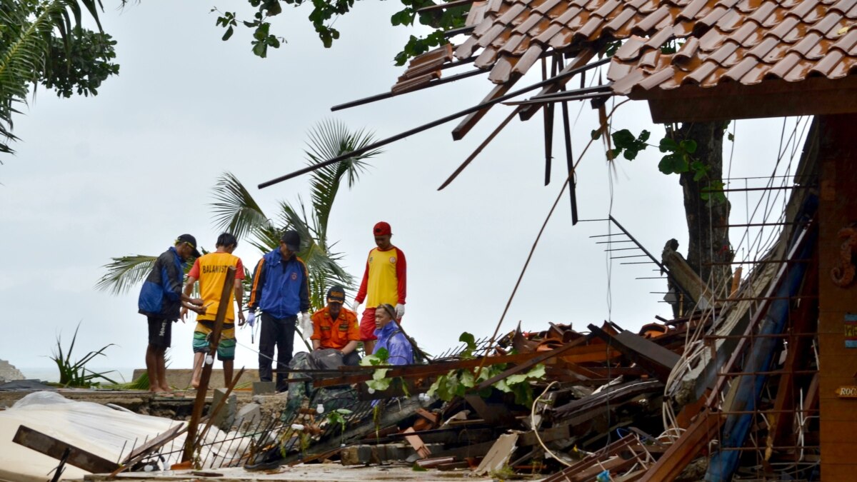 Hundreds Dead As Indonesian Rescue Workers Search For Tsunami Survivors