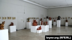 В зале пусто, на второй день выставки эта экспозиция уже не интересует крымчан