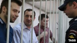 Илья Гущин, Александр Марголин и Алексей Гаскаров (слева направо) в Замоскворцком суде Москвы 