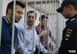 Илья Гущин, Александр Марголин и Алексей Гаскаров (слева направо) во время слушаний в Замоскворецком суде