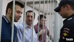 Илья Гущин, Александр Марголин и Алексей Гаскаров (слева направо) в Замоскворецком суде, август 2014