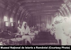 Răniți și infirmiere într-un spital de campanie din Moldova, în timpul Primului Război Mondial, anul 1917.