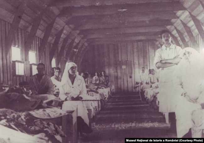 Răniți și infirmiere într-un spital de campanie din Moldova, în timpul Primului Război Mondial, anul 1917.