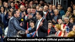 Драган Спасов Дац му дава метла на Зоран Заев на трибината во Карпош