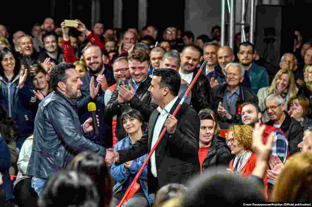 МАКЕДОНИЈА - Премиерот Зоран Заев најави дека на почетокот на јуни ќе излезе комплетно со промени во раководни структури на министерско ниво, во државните институции, а кон крајот на истиот месец ќе почне и по вертикала во општините.