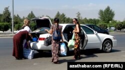 Turkmenistan. weekly photos 29th (hepte) week. women getting taxi