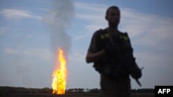 Військовий стоїть неподалік пошкодженого через обстріли бойовиків газопроводу біля Авдіївки (фото архівне)