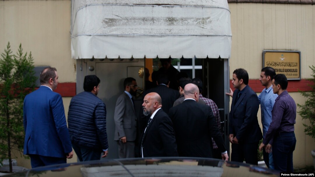 Turski i saudijski službenici ispred zgrade konzulata Saudijske Arabije u Istanbulu