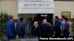 Turski i saudijski službenici ispred zgrade konzulata Saudijske Arabije u Istanbulu