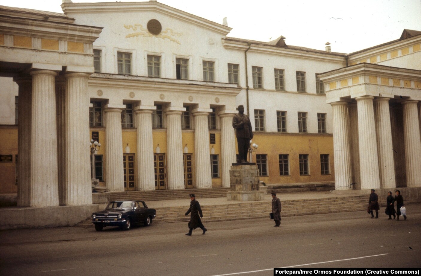 Një statujë e Josef Stalinit përballë Bibliotekës Kombëtare të Ulan Batorit më 1971.