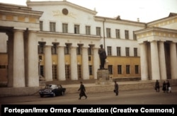 A statue of Josef Stalin in front of Ulan Bator’s National Library in 1971