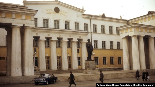 Статуя на Йосиф Сталин пред националната библиотека в Улан Батор. Снимката е от 1971 г.