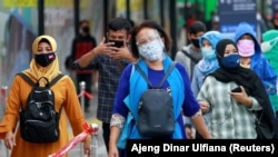 Индонезия астанасы Джакартадағы маска таққан жолаушылар. 14 қыркүйек 2020 жыл.