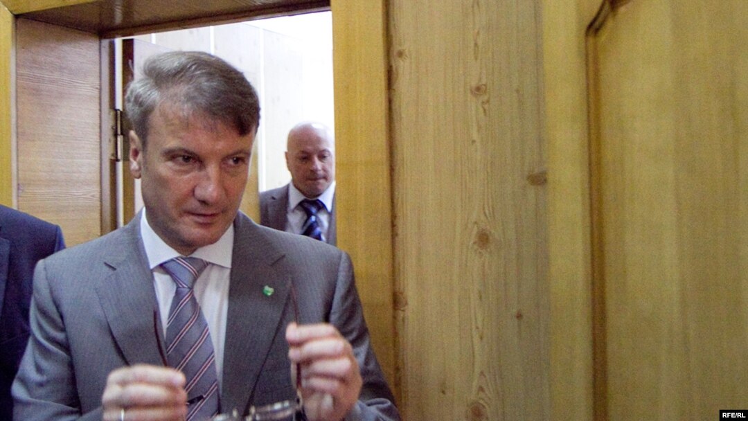 Герман Греф входит в зал Хамовнического суда, 21 июня 2010