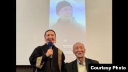 Гүлжан Иреш жана Догдурбек Кыдыралиев «Тоолор мени кучактагыла» даректүү тасмасынын таанытымында.