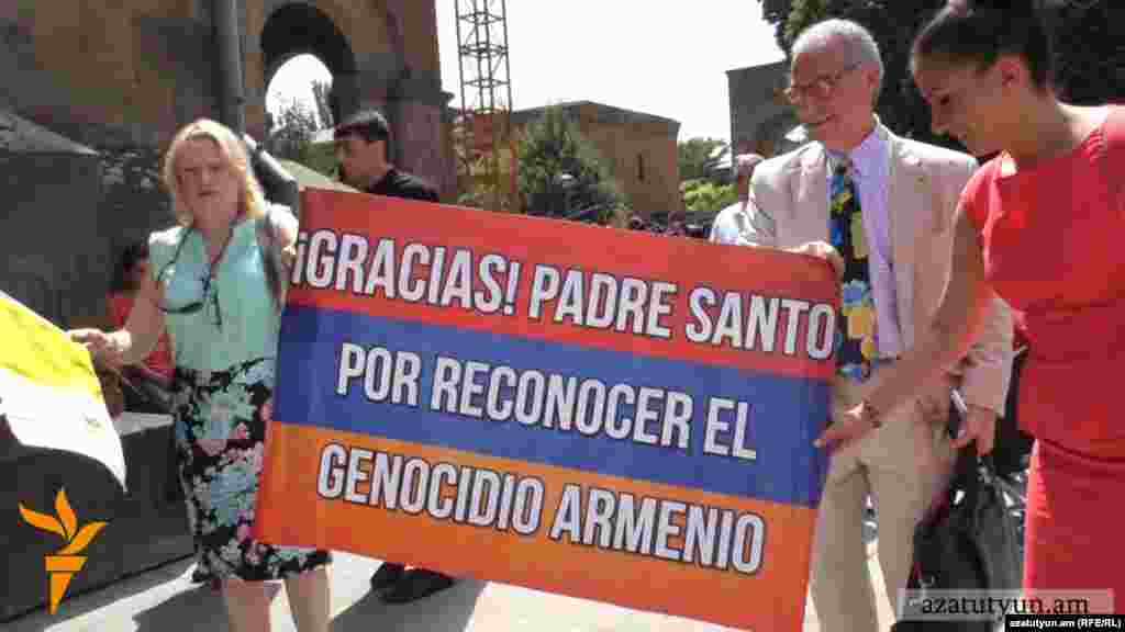 Armenia -- People greet Pope Francisc in Holy Echmiadzin, 24June, 2016 