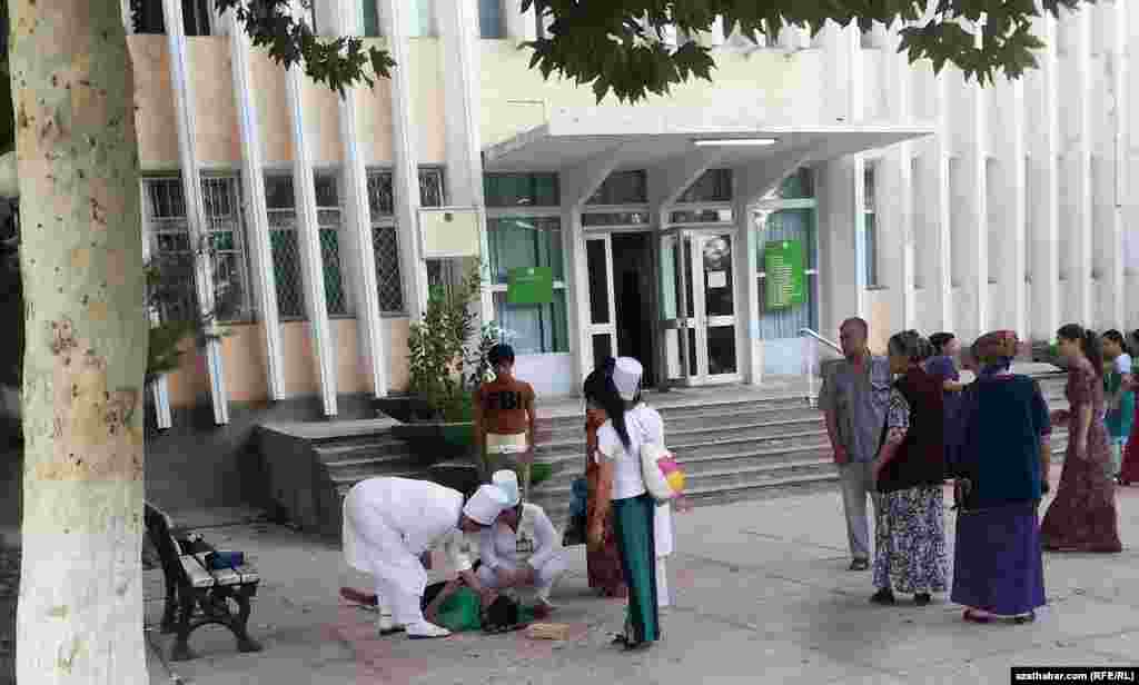 "Ilkinji lukmançylyk kömegini" bermek boýunça sapaklar