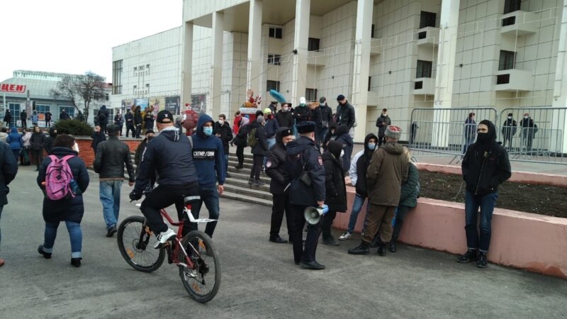 Много силовиков и угрозы задержаний: как в Симферополе пытались митинговать за Навального (фотогалерея)
