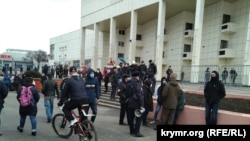 Багато силовиків і погрози затримань: як у Сімферополі намагалися мітингувати за Навального (фотогалерея)