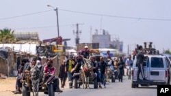 Palestinienii strămuți sosesc în centrul Gazei după ce au fugit din orașul Rafah, din sudul Gazei, în Deir al Balah, pe 9 mai 2024.