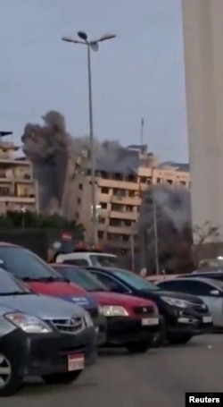 O clădire se prăbușește în Beirut, în urma unui atac al Israelului. 18 martie 2026.