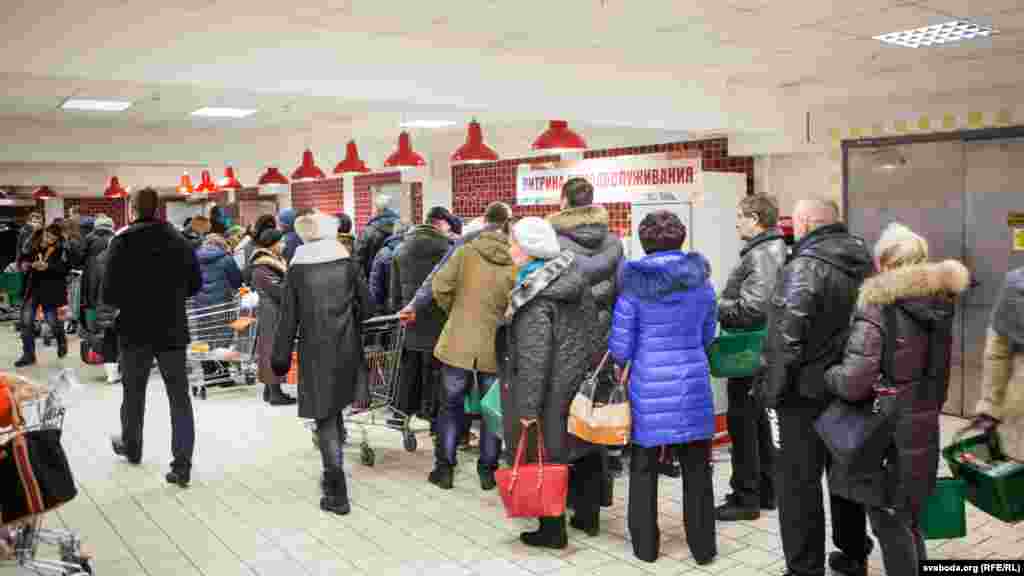 Belarus - New Year Eve's shopping in Minsk, 31Dec2015