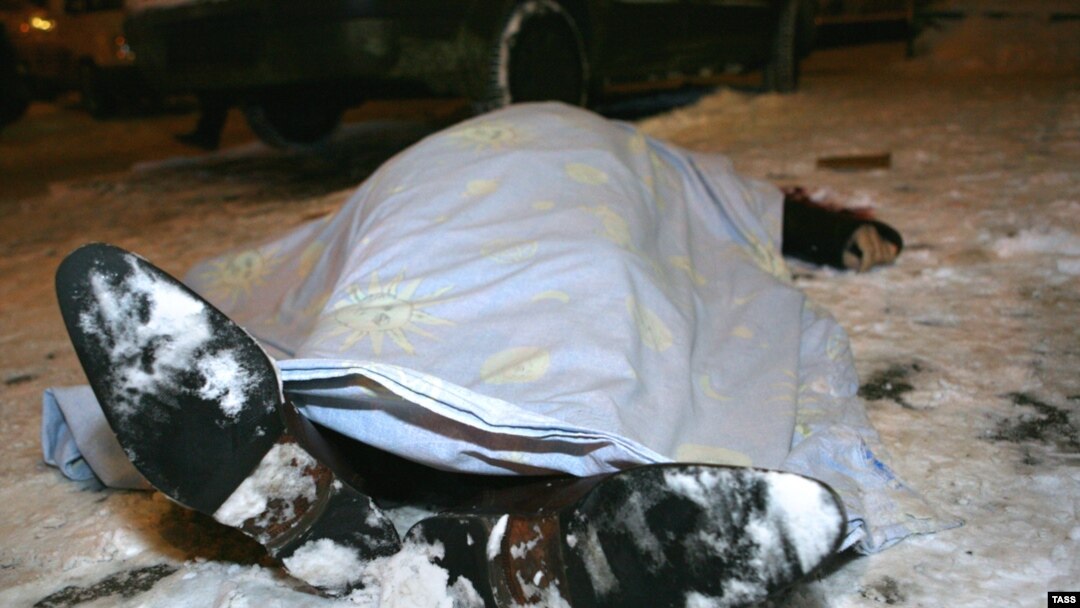 Shepiyev's body at the site of the shooting in Moscow
