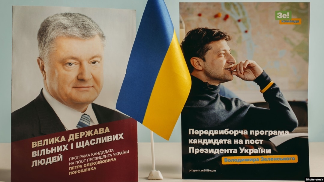 Владимир Зеленский (оңдо) менен Петро Порошенко. 