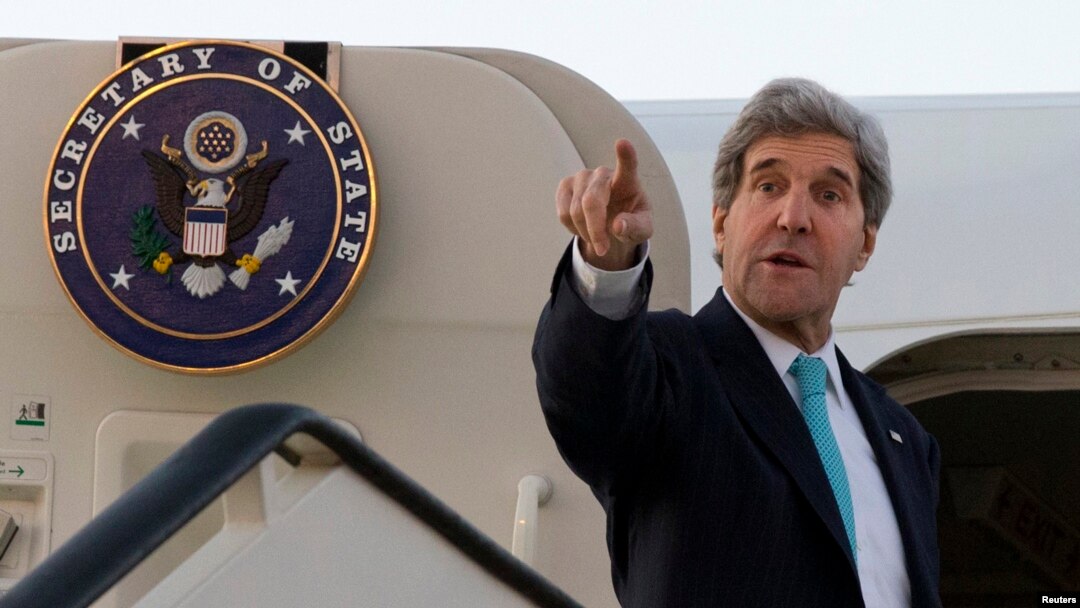 U.S. Secretary of State John Kerry abruptly changed travel plans and has headed to Paris for talks on the Ukraine crisis with Russian Foreign Minister Sergei Lavrov.