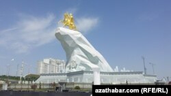 Türkmenistanyň prezidenti G.Berdimuhamedowyň ilkinji äpet monumenti.