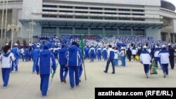 Türkmenistanda geçirilen köpçülikleýin çäreleriň birine barýan türkmenistanlylar.