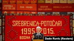 ABŞ-nyň ozalky prezidenti Bil Klinton çykyş edýär. Srebrenisa, 11-nji iýul, 2015 ý.