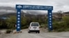 Egy autó halad 2020. április 8-án a Kínai Út- és Hídépítő Vállalat által Montenegróban épített út vonalán. Az autópálya a tengerparti Bar kikötőjét kapcsolja majd össze a tengeri kijárattal nem rendelkező Szerbiával