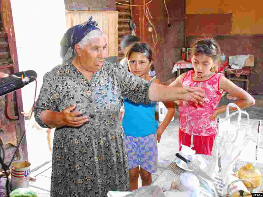 «Azadlıq» radiosunun müxbiri Babək Bəkirin İmişli rayonunda qaçqınların məskunlaşdığı vaqon şəhərciyindən çəkdiyi şəkillər