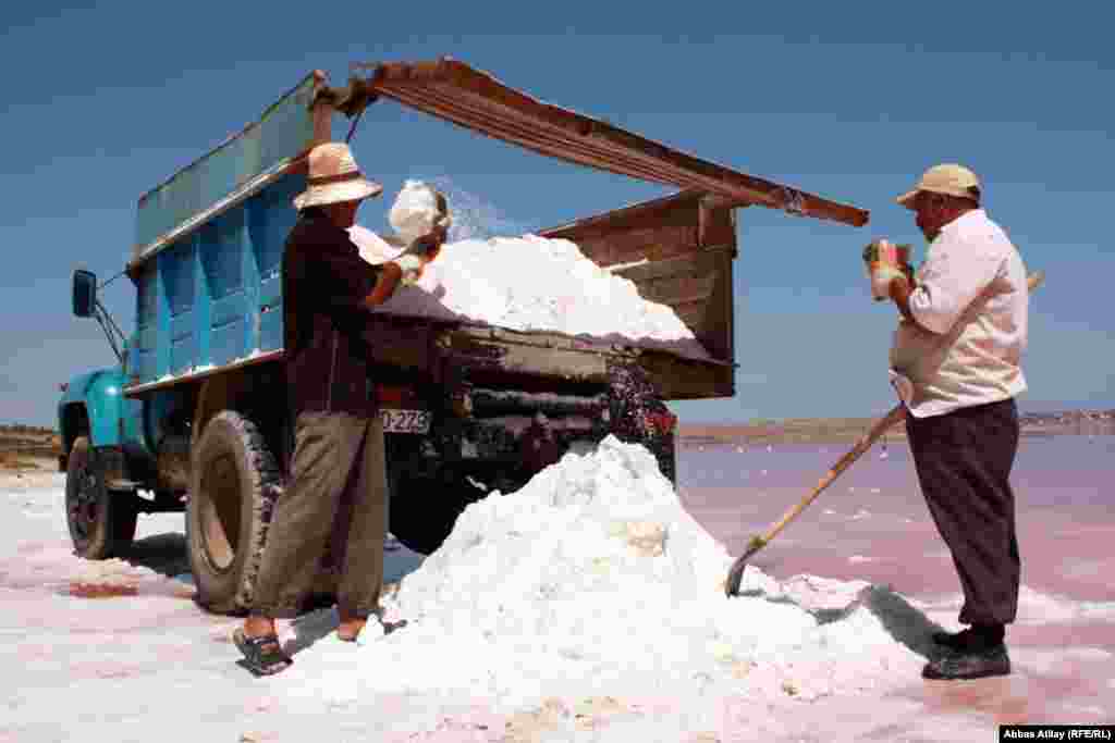 Bu dəfə isə duz daha böyük daşıma vasitəsi ilə, yük maşını ilə daşınır.