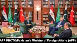 პაკისტანის საგარეო საქმეთა მინისტრის ისჰაკ დარის (მარცხნიდან მეორე) შეხვედრა თავის კოლეგებთან საუდის არაბეთიდან - ფაიზალ ბინ ფარჰანთან (მარცხნივ), თურქეთიდან - ჰაქან ფიდანთან (მარცვნიდან მეორე) და ეგვიპტიდან ბადრ აბდელატისთან ისლამაბადში ირანში ომის გარშემო მოსალაპარაკებლად 