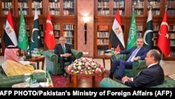 یک نشست قبلی وزیران خارجه پاکستان، عربستان سعودی، ترکیه و مصر در اسلام‌آباد؛ از راست: بدر عبدالعاطی، هاکان فیدان، اسحاق دار و فیصل بن فرحان