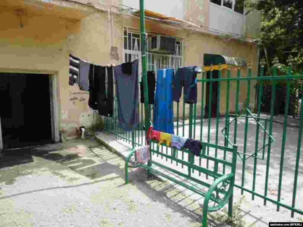 Ýuwulan egin-eşikler howluda asylgy dur