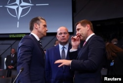 Постійний представник США при НАТО Метью Вітакер (в центрі), міністр оборони США Піт Геґсет і міністр оборони Естонії Ханно Певкур під час зустрічі міністрів оборони країн НАТО в штаб-квартирі Альянсу в Брюсселі, Бельгія, 5 червня 2025 року