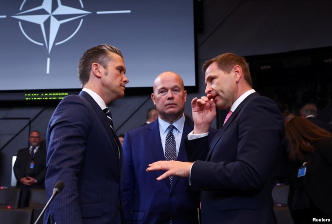 Постійний представник США при НАТО Метью Вітакер (в центрі), міністр оборони США Піт Геґсет і міністр оборони Естонії Ханно Певкур під час зустрічі міністрів оборони країн НАТО в штаб-квартирі Альянсу в Брюсселі, Бельгія, 5 червня 2025 року