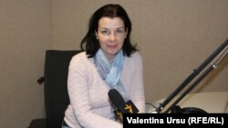 Lilia Calancea în studioul Europei Libere de la Chișinău 