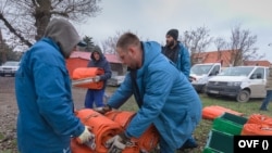 A merülőgát tartozékai. A gáttal akadályozzák meg, hogy a szennyeződés tovább terjedjen a Duna-ágon. Fotó: OVF